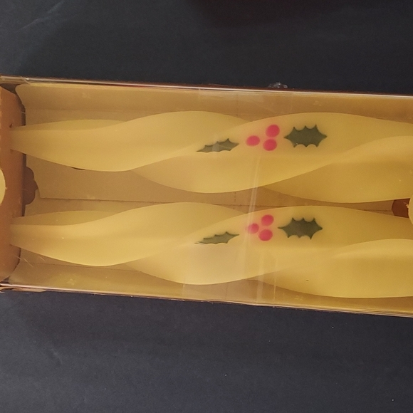 Set of D'ADANT Holly Candsticks EC never lighted & Set of 4  Coasters in a box. - Picture 5 of 11